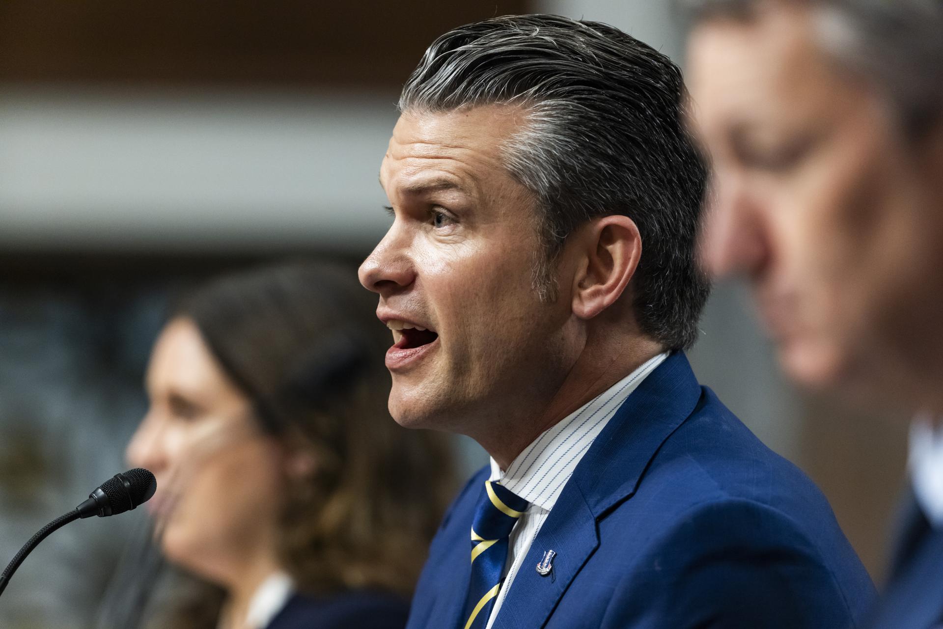 El secretario de Guerra de EE.UU., Pete Hegseth (C), en una foto de archivo. EFE/EPA/JIM LO SCALZO