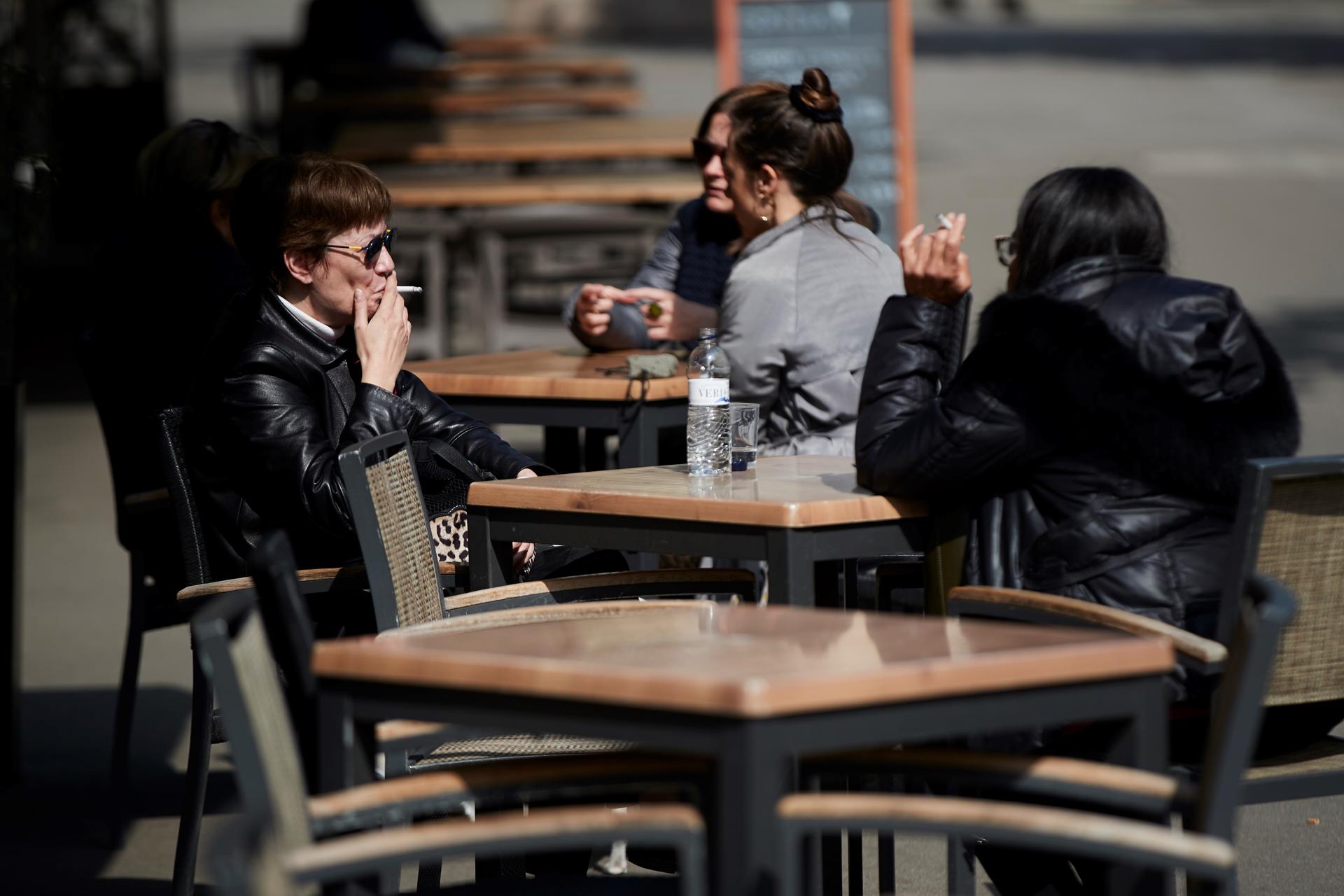 Dos mujeres fuman en una terraza en una imagen de archivo. EFE/Alejandro Garcia