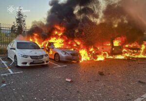 DNIPRO (Ukraine), 20/09/2025.- Imagen proporcionada por el servicio estatal de emergencias de Ucrania sobre el impacto del ataque de un dron ruso en Kiev. (Rusia, Ucrania, Kiev) EFE/EPA/STATE EMERGENCY SERVICE HANDOUT HANDOUT EDITORIAL USE ONLY/NO SALES
