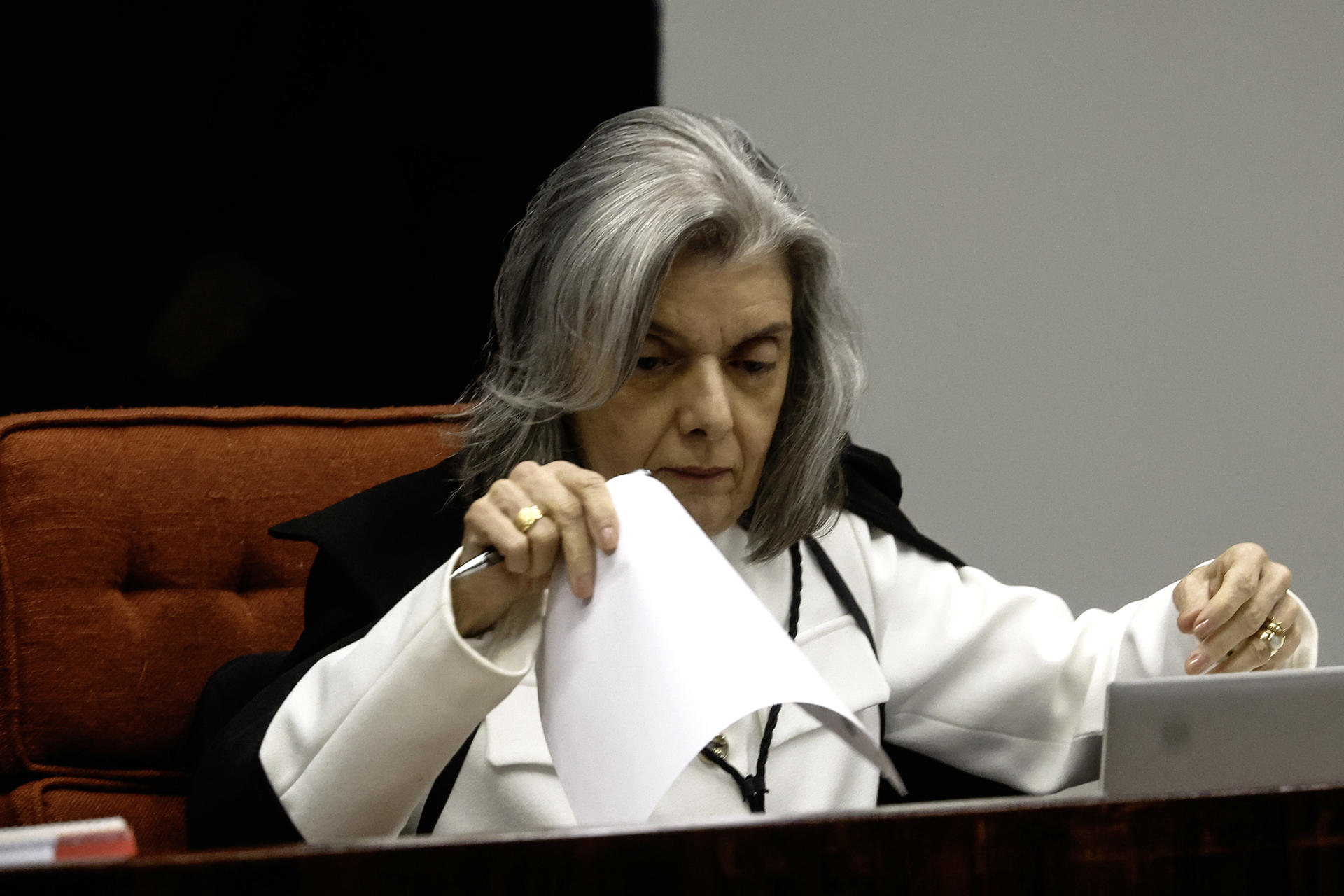 La magistrada de la Suprema Corte de Brasil, Cármen Lúcia Antunes, participa durante el juicio por el intento de golpe de Estado del expresidente de Brasil Jair Bolsonaro y otros siete acusados este jueves, en el Supremo Tribunal Federal en Brasilia (Brasil). EFE/ Antonio Lacerda