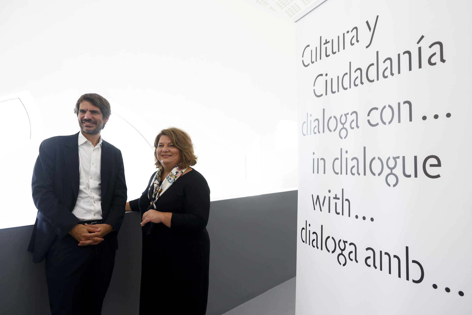 El ministro de Cultura, Ernest Urtasun, junto a la Relatora Especial de Naciones Unidas en derechos culturales, la griega Alexandra Xanthaki, durante la jornada inaugural de Ágora Cívica, el foro ciudadano que se celebrará en Barcelona hasta el 1 de octubre en el marco de la conferencia Mondiacult de la Unesco, y que ha arrancado este viernes con la defensa de la cultura en "tiempos de incertidumbre" y "conflictos" y en favor de la "implementación" de los derechos culturales por parte de los Estados. EFE/Quique García