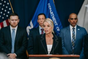 Fotografía de la fiscal general de EE.UU., Pam Bondi (C), durante una rueda de prensa en Nueva York. (EE.UU.). EFE/ EPA/ Olga Fedorova