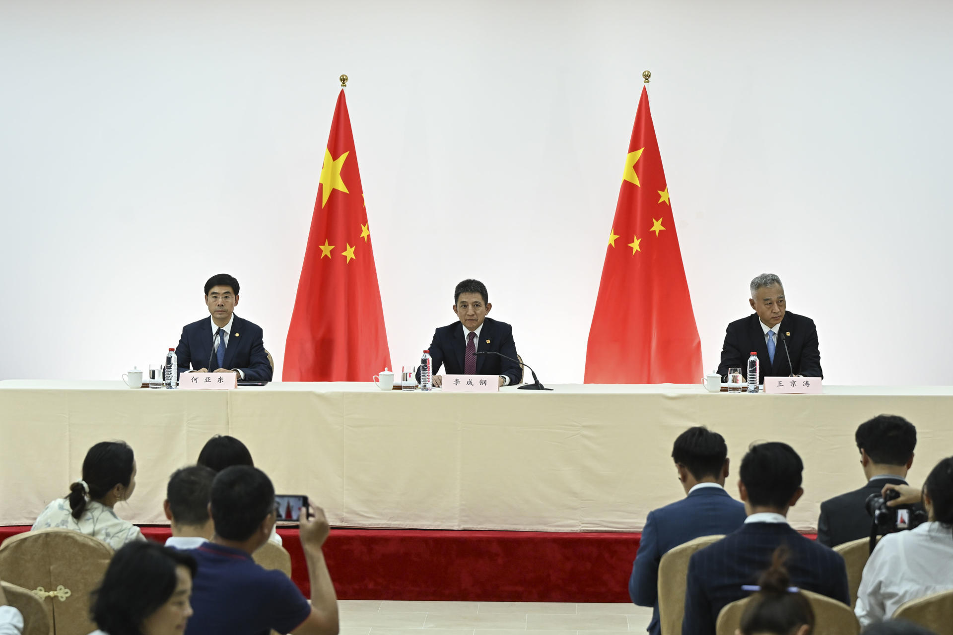 MADRID, 15/09/2025.- Un momento de la rueda de prensa que miembros de la delegación china han ofrecido al término de una reunión en el ámbito de la nueva ronda de negociaciones comerciales entre China y los Estados Unidos que se ha celebrado este lunes en Madrid. EFE/ Fernando Villar