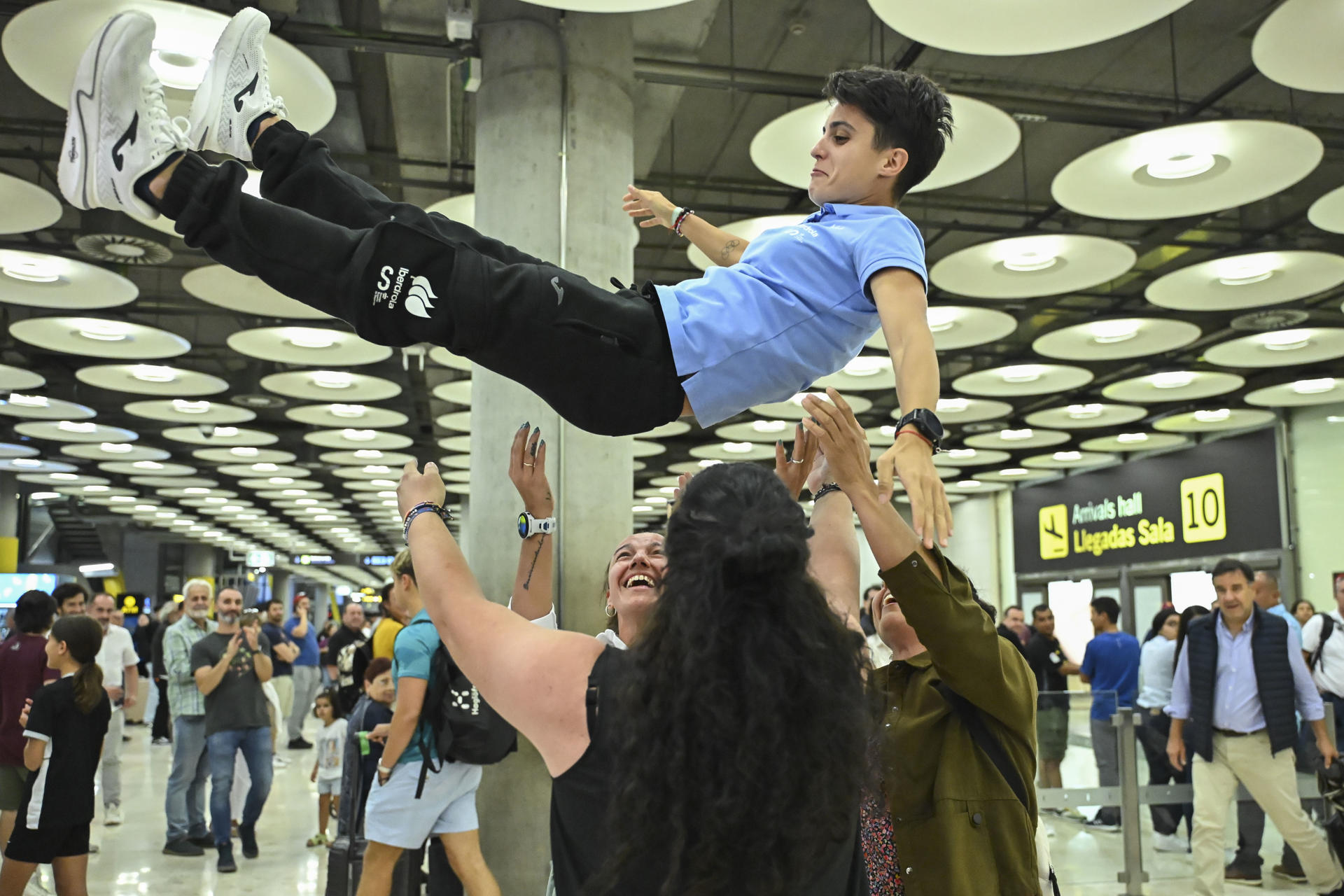 La atleta María Pérez llega este domingo a Madrid con sus dos oros conseguidos en el Mundial de Atletismo de Tokio en 20 y 35 kilómetros marcha. EFE/Fernando Villar