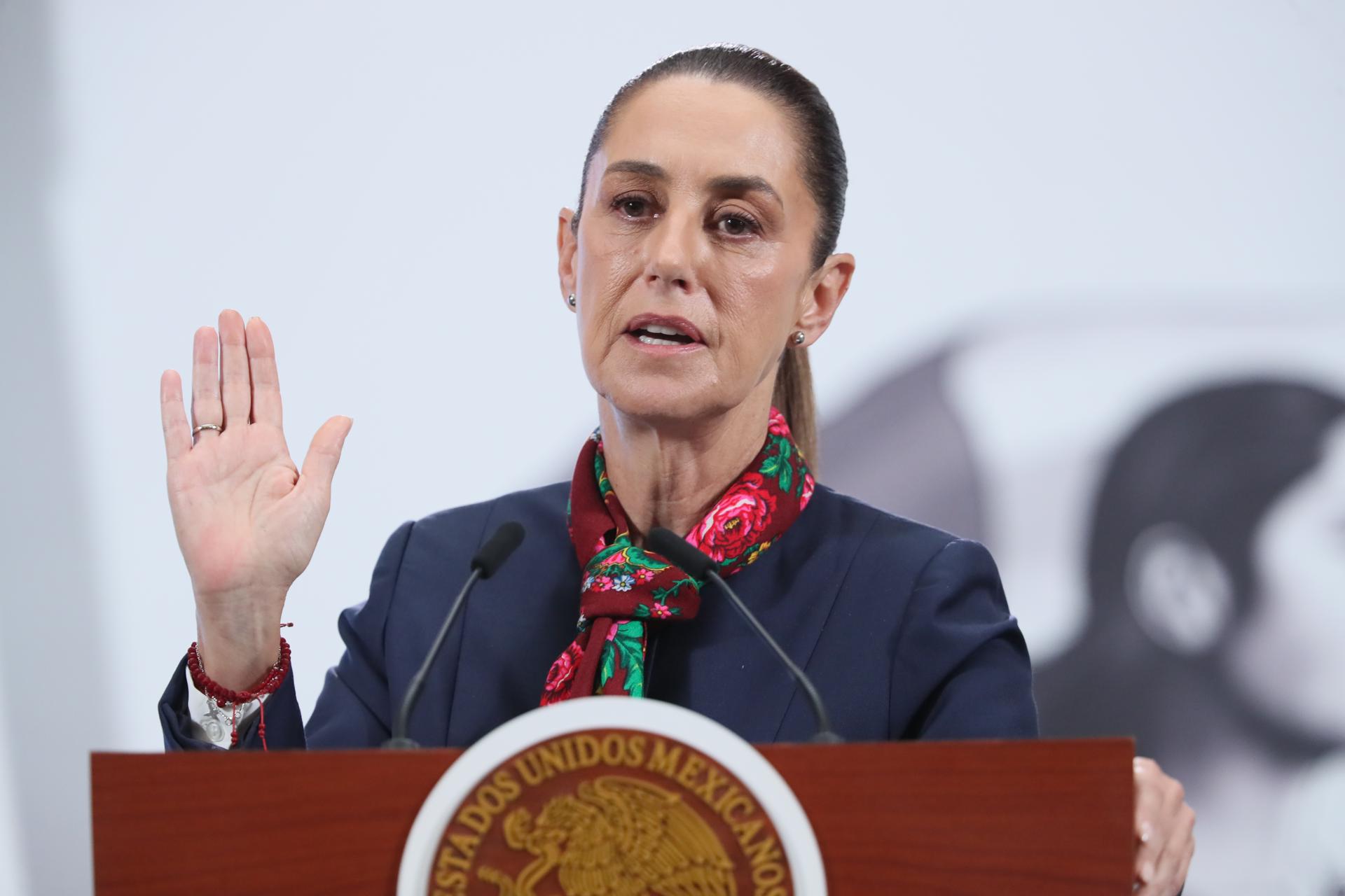 La presidenta de México, Claudia Sheinbaum, habla durante una rueda de prensa este martes, en Palacio Nacional de la Ciudad de México (México). EFE/ Mario Guzmán