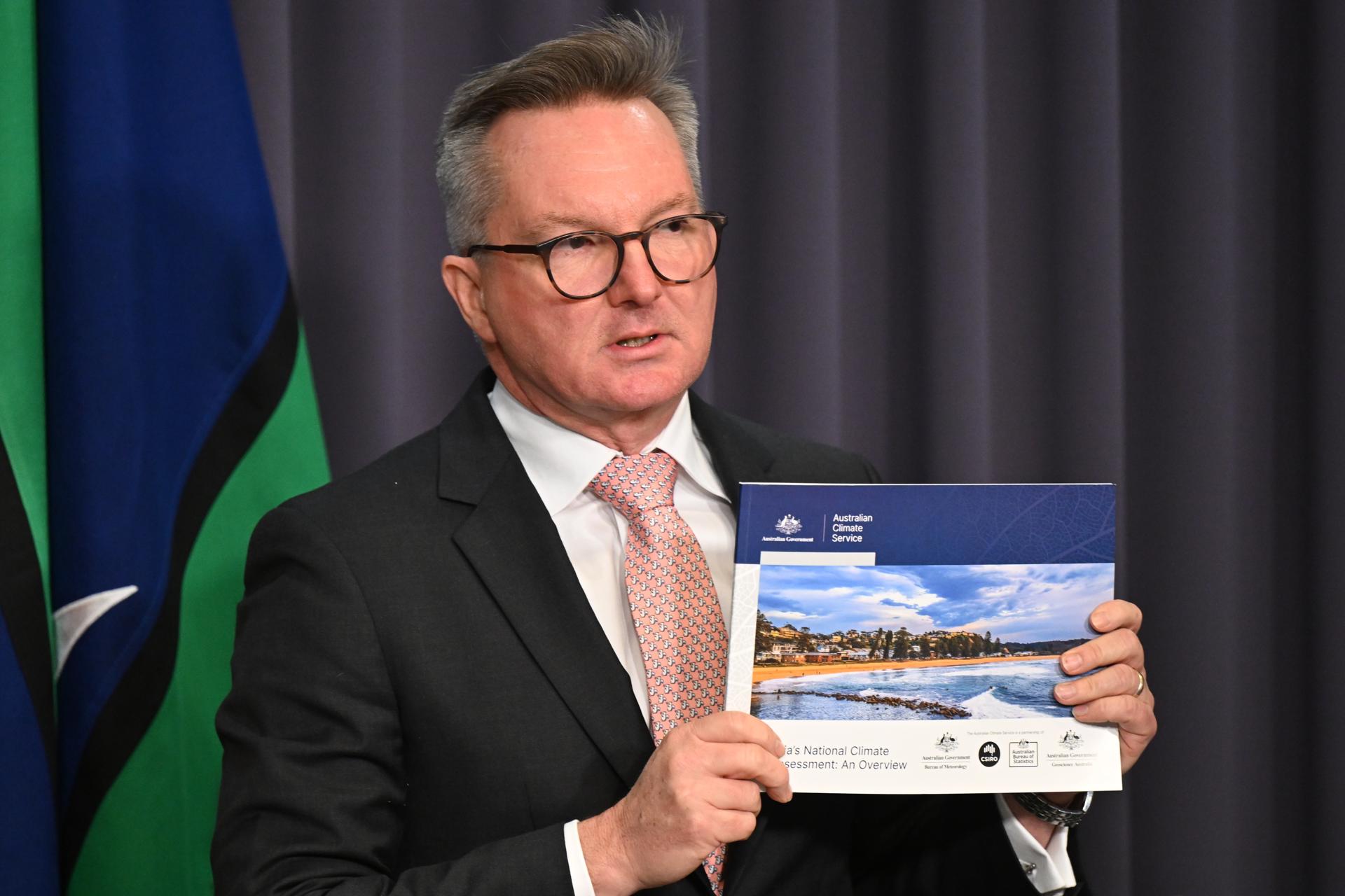 Imagen tomada en Camberra, Australia, el 14 de septiembre de 2025, que muestra al ministro australiano de Energía y Cambio Climático, Chris Bowen, durante una rueda de prensa sobre la evaluación de riesgos climáticos en el Parlamento. EFE/EPA/LUKAS COCH AUSTRALIA AND NEW ZEALAND OUT