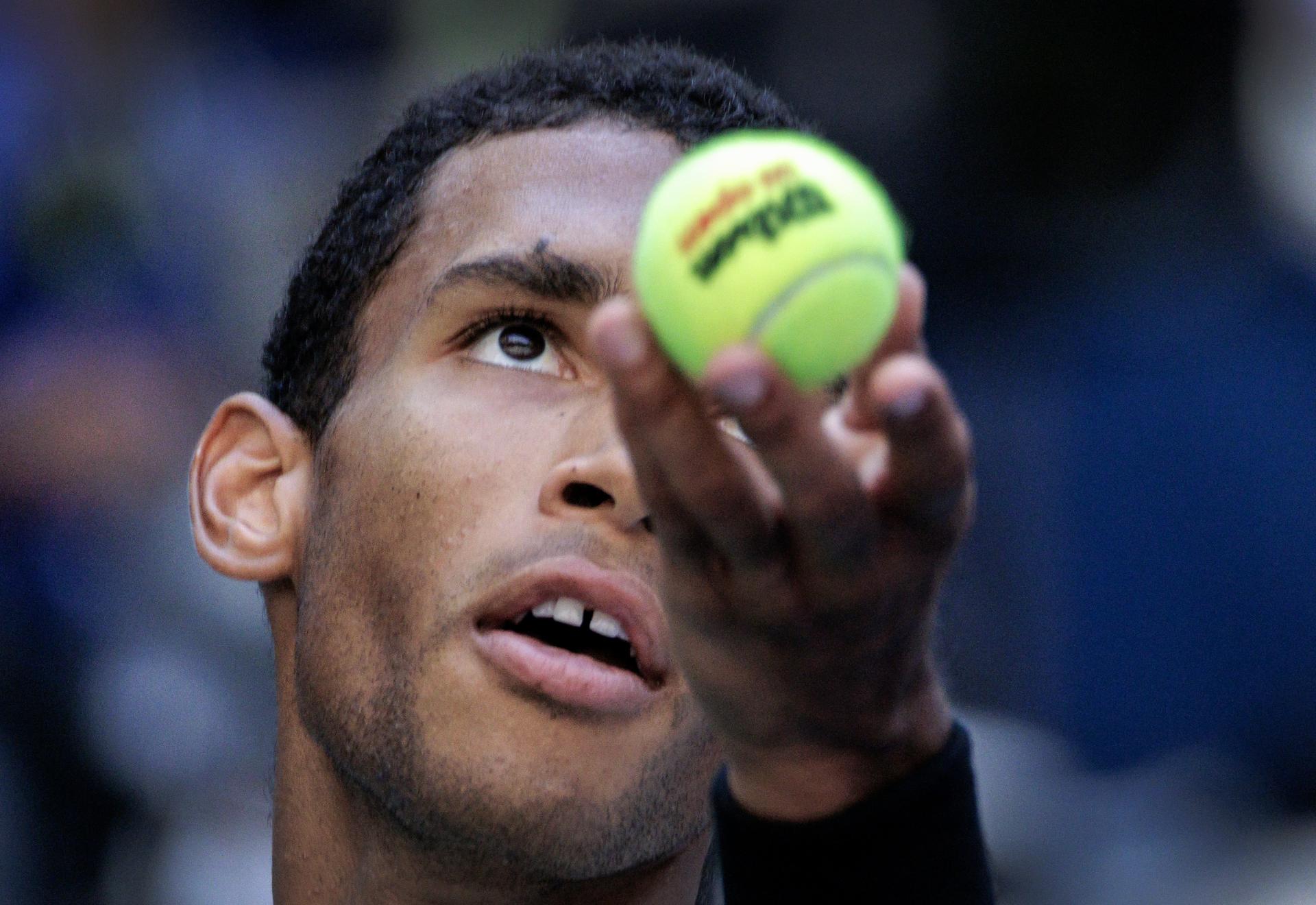 El canadiense Felix Auger-Aliassime en acción contra el australiano Alex de Miñaur durante los cuartos de final del Campeonato de Tenis Abierto de EE.UU. en el Centro Nacional de Tenis USTA Billie Jean King en Flushing Meadows, Nueva York (EE.UU.). EFE/CRISTÓBAL HERRERA ULASHKEVICH