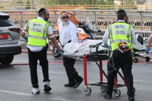 Los servicios de emergencia en el lugar del ataque a tiros en Jerusalén. EFE/EPA/ABIR SULTAN
