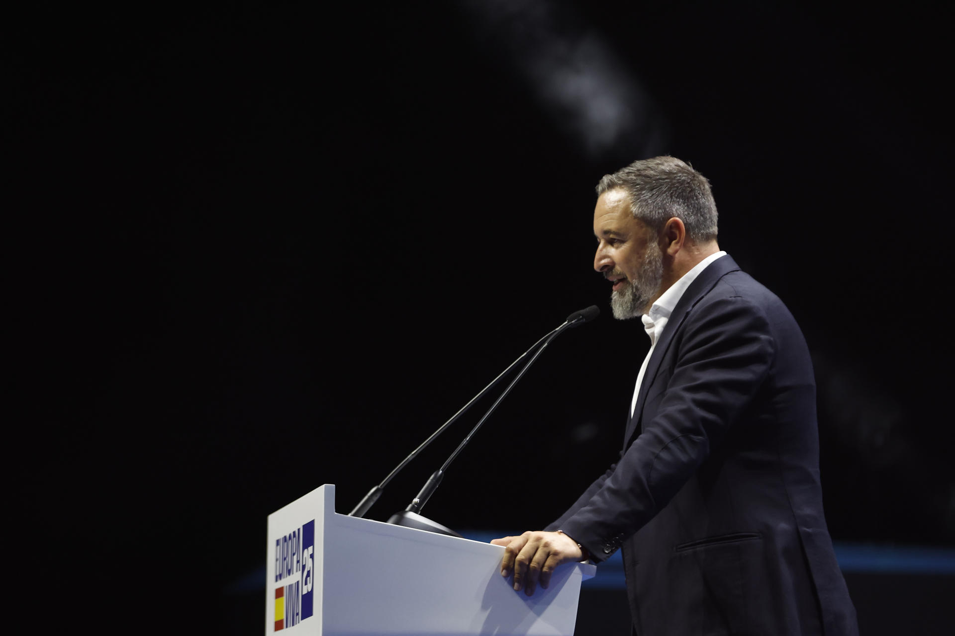 El líder de Vox, Santiago Abascal, interviene en el acto 'Europa Viva 25' este domingo en Madrid. EFE/J.J. Guillén
