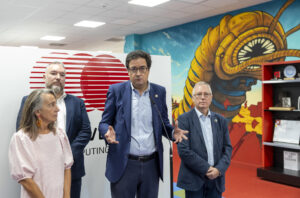 El ministro para la Transformación Digital y de la Función Pública, Oscar López (2d), ha visitado este sábado la sede de la empresa Multiverse Computing en San Sebastián junto a su director, Román Orús (2i), la delegada del Gobierno en Euskadi, Marisol Garmendia, y el diputado foral José Ignacio Asensio (d), donde han conocido sus últimos avances en inteligencia artificial sostenibleEFE/Javier Etxezarreta