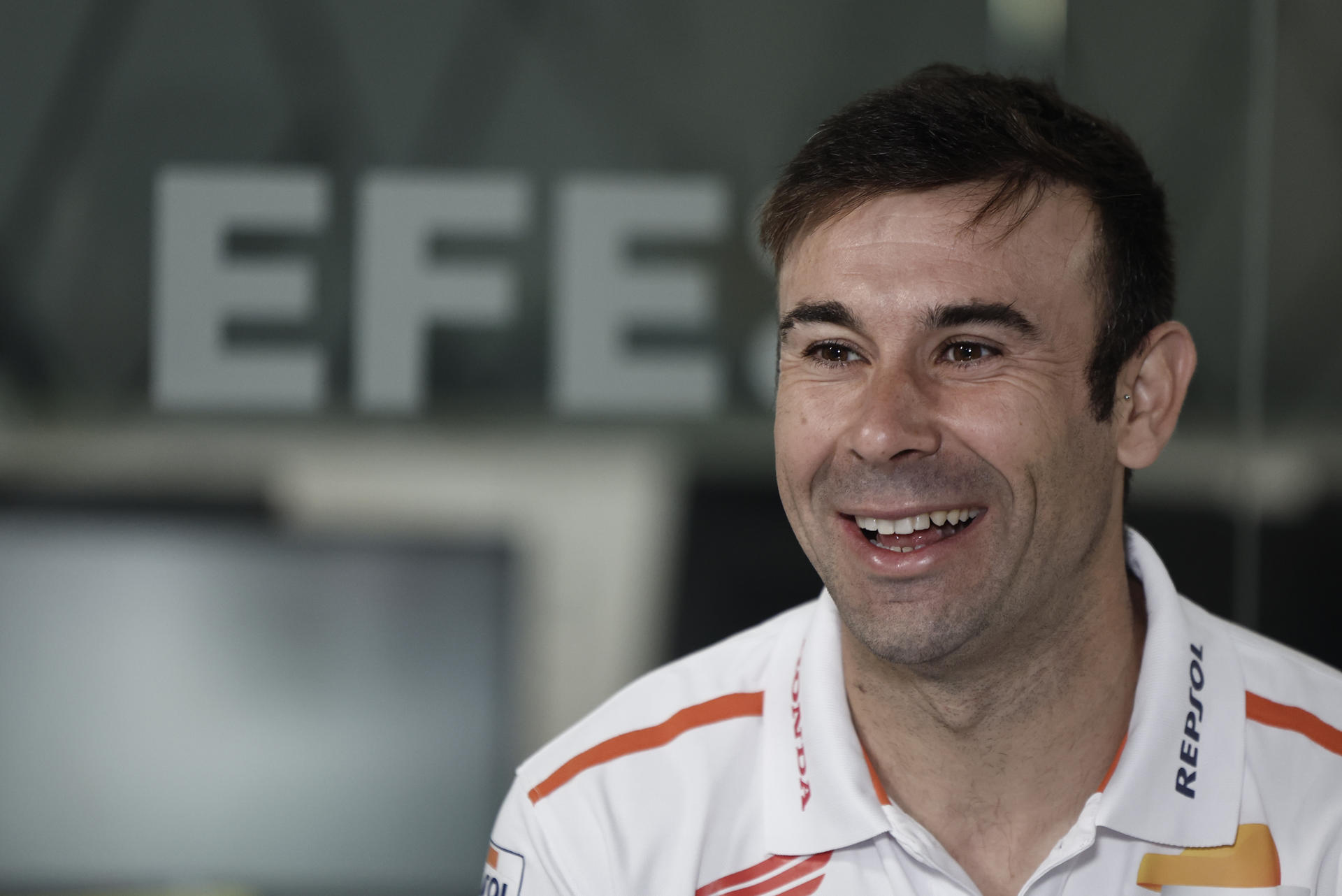 El español Toni Bou (Montesa Honda) durante la entrevista con EFE en Madrid. Bou sumó el pasado fin de semana su trigésimo octavo título mundial de trial, el último de ellos al aire libre, pero el piloto de Piera (Barcelona) sigue sin ver el final de su camino en la competición. EFE/ Sergio Perez