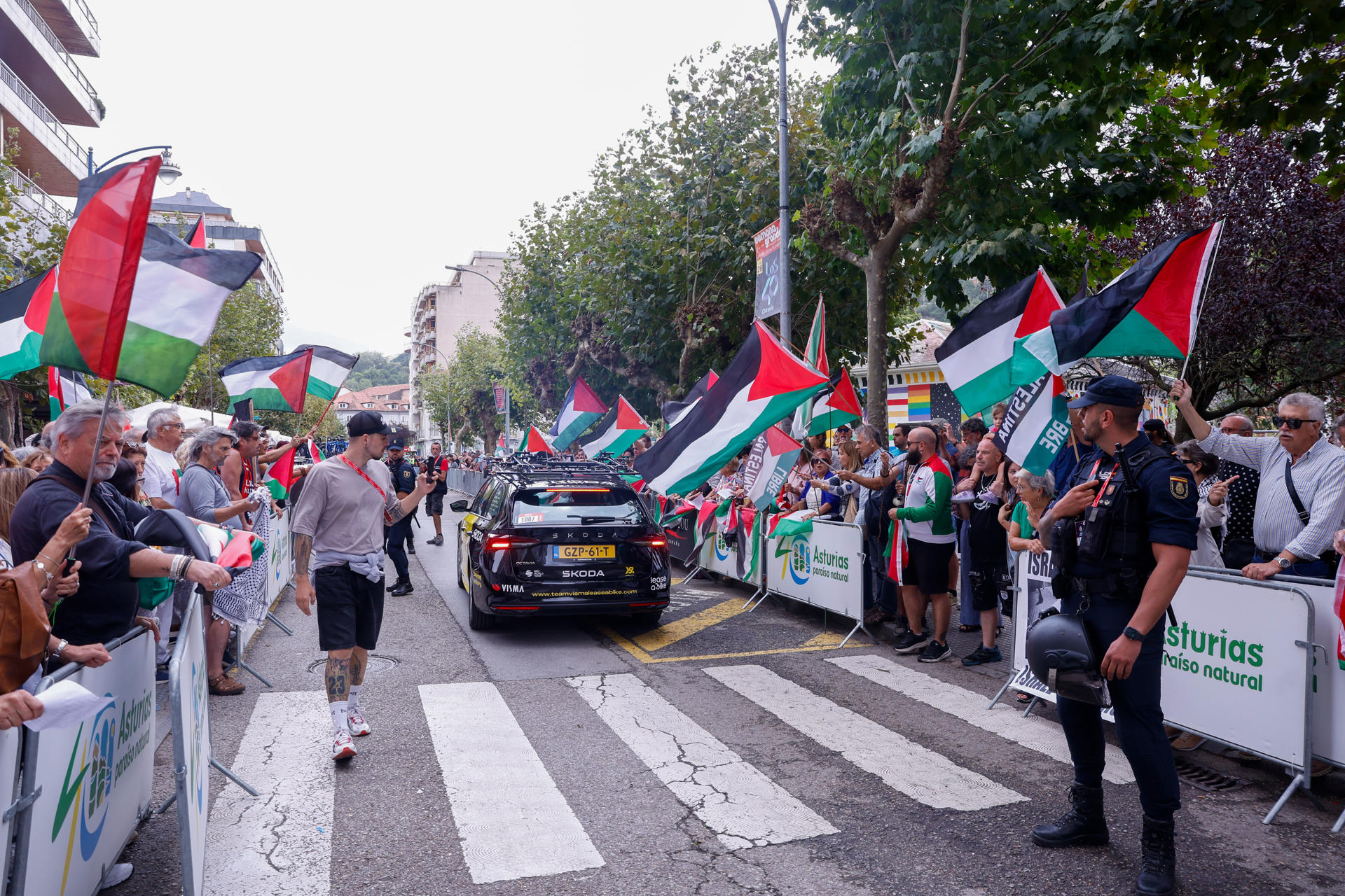 La plataforma Gernika-Palestina protesta contra la presencia del equipo Israel-Premier Tech en la Vuelta y contra la situación que vive la población de Gaza a la salida de la duodécima etapa de este jueves en Laredo (Cantabria). El director del conjunto israelí, el navarro Oscar Guerrero, ha asegurado a EFE que seguirán en la Vuelta. EFE/Javier Lizón