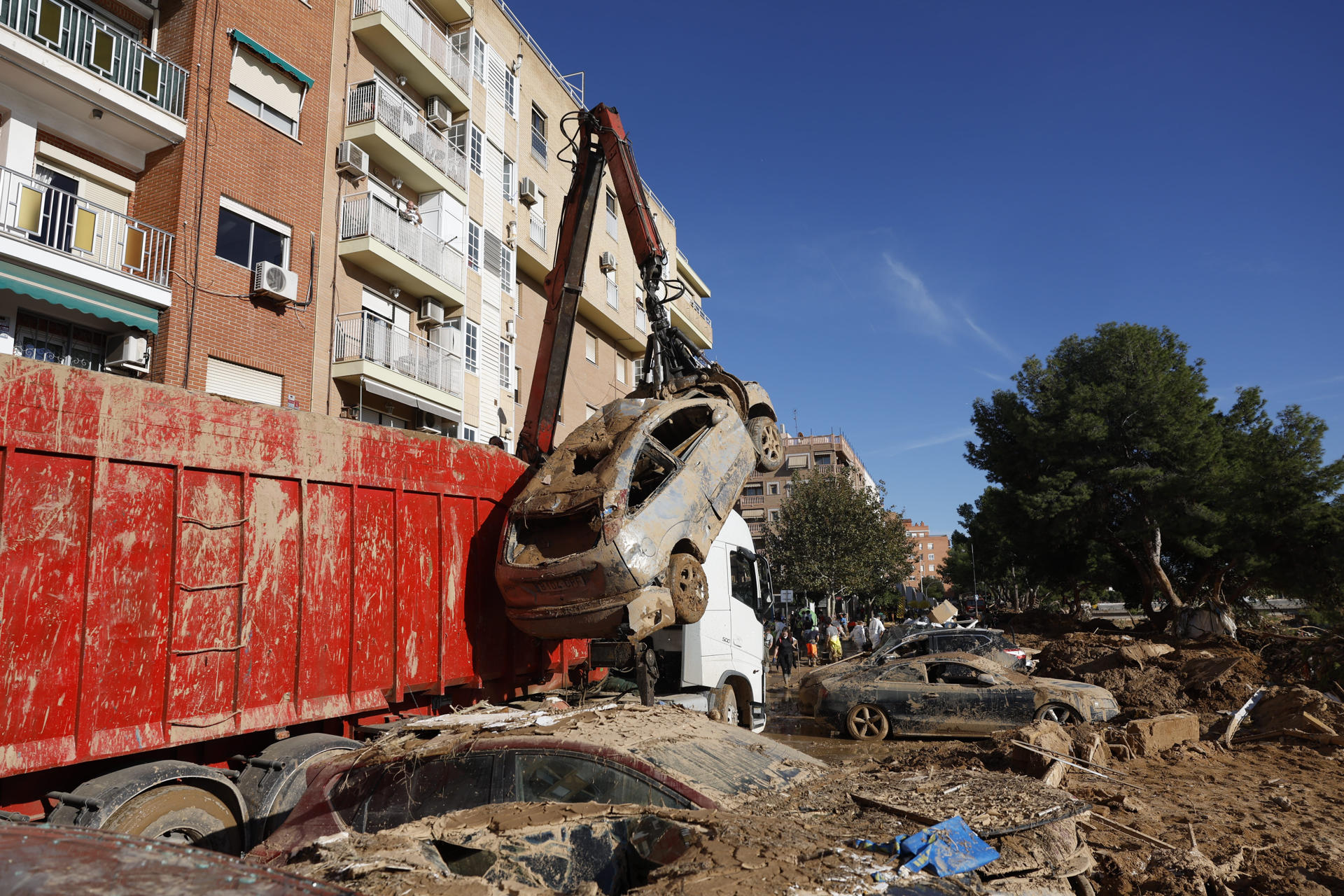Imagen de archivo (10/11/2024) Un camión grúa recoge vehículos en Paiporta (València) doce días después de la dana.
EFE/ Jorge Zapata