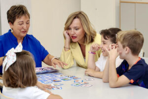 RINCÓN DE SOTO (LA RIOJA), 12/09/2025.- Imagen de archivo de la ministra de Educación, Formación Profesional y Deportes, Pilar Alegría (c), conversando con varios niños en una visita al colegio de Educación Infantil y Primaria 'Entresotos', en el municipio riojano de Rincón de Soto. EFE/ Raquel Manzanares