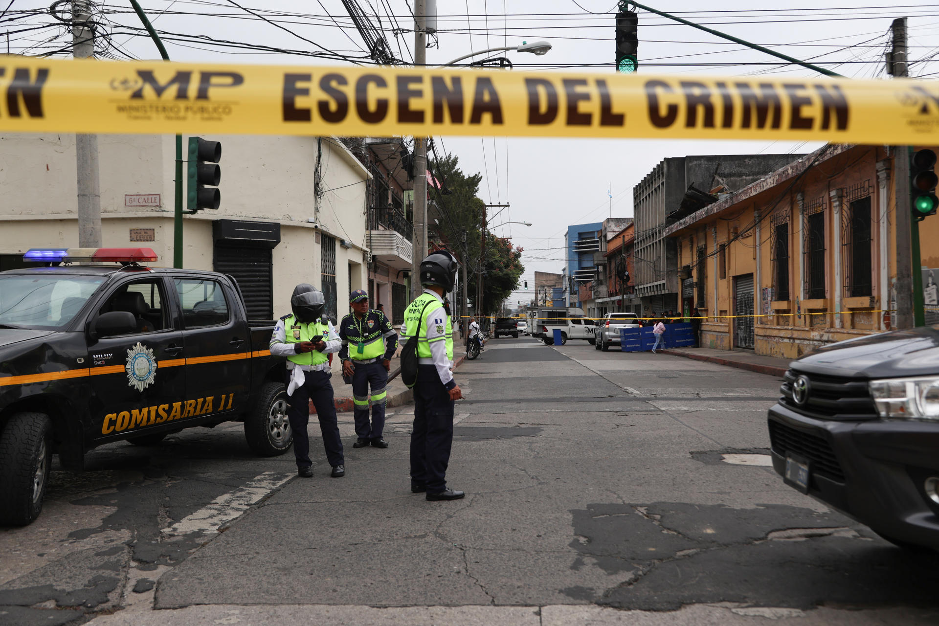 Integrantes de la Policía Nacional Civil y fiscales del Ministerio Público custodian el lugar del asesinato del abogado Edwin Mayen este martes, en Ciudad de Guatemala (Guatemala). EFE/ Mariano Macz