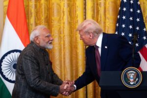 El presidente de EE.UU., Donald Trump (D) estrecha la mano del primer ministro indio, Narendra Modi (I) durante una conferencia de prensa en la Casa Blanca, Washington, el 13 de febrero de 2025. EFE/EPA/WILL OLIVER