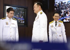 Imagen tomada durante la ceremonia de aprobación real del primer ministro de Tailandia, Anutin Charnvirakul (centro), en la sede del Partido Bhumjaithai en Bangkok, Tailandia, el 7 de septiembre de 2025. EFE/EPA/NARONG SANGNAK