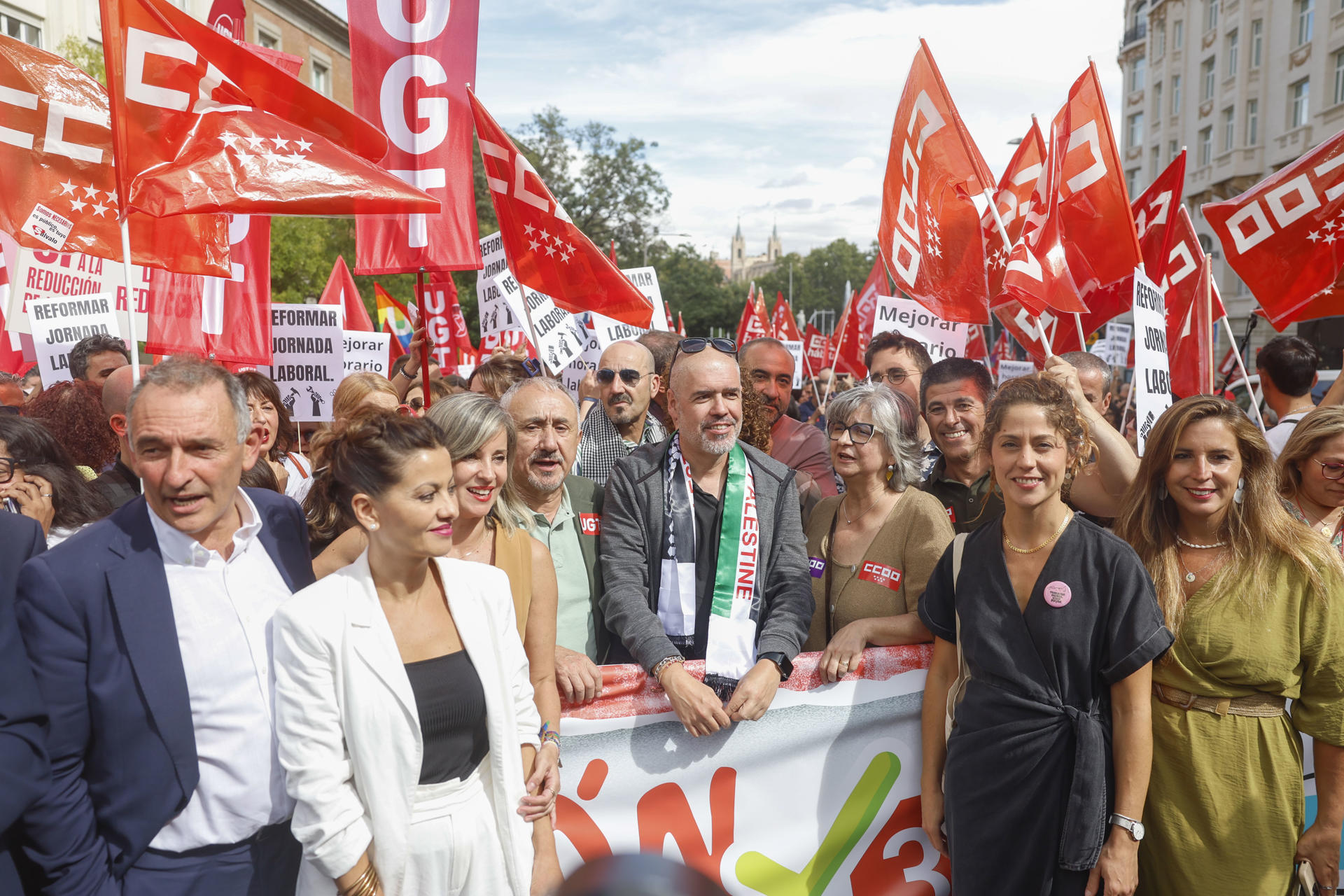 Pepe Álvarez y Unai Sordo, secretarios generales de UGT y CCOO, y la ministra de Juventud e Infancia, Sira Rego (2i), frente al Congreso durante la concentración en favor de la reducción de la jornada laboral de 37,5 horas, este miércoles en Madrid.-EFE/ Juanjo Martín