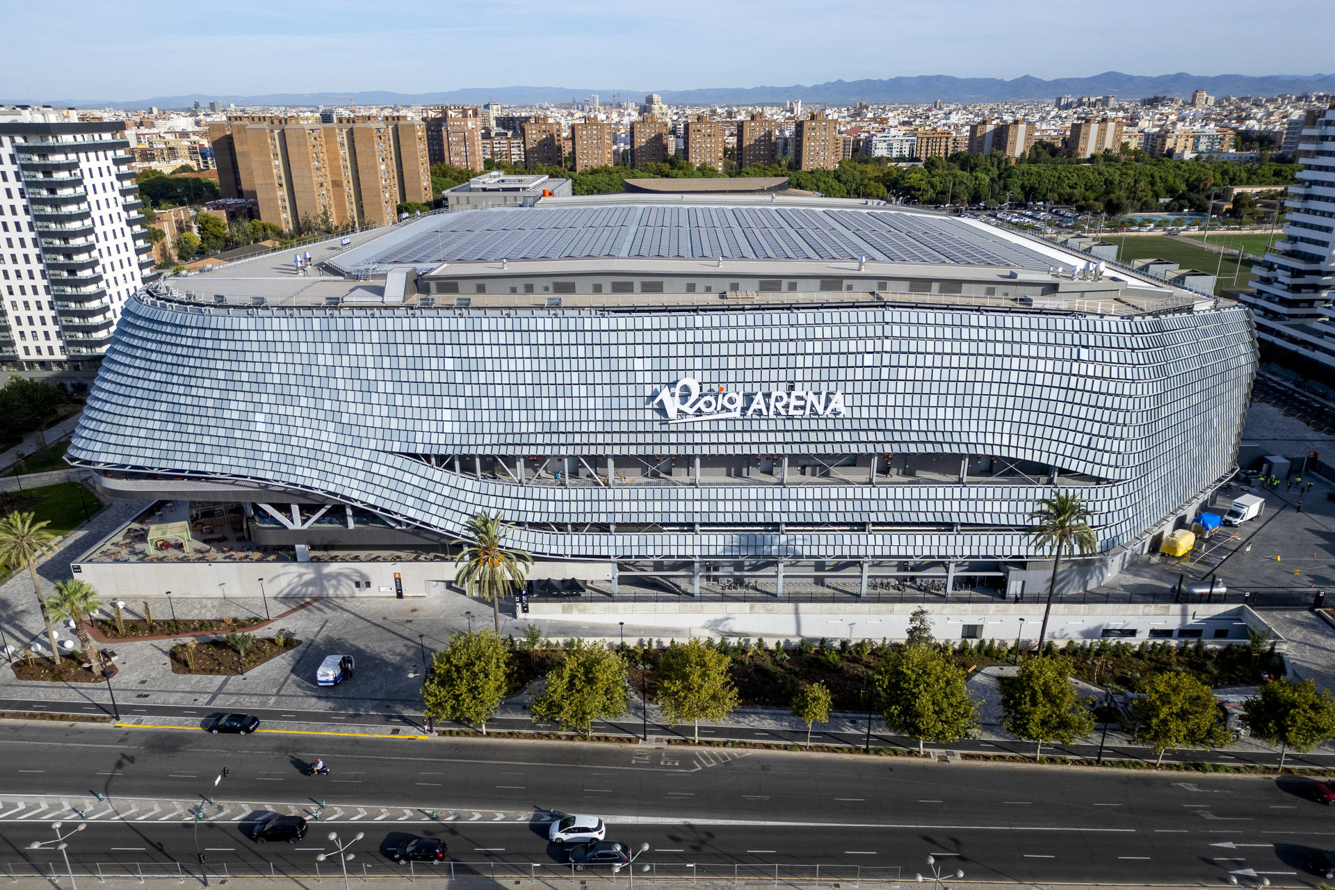 Presentación del Roig Arena, el recinto cubierto multiusos y nueva casa del Valencia Basket que se inaugura este sábado con un presupuesto de 300 millones de euros que ha sufragado íntegramente Juan Roig, presidente de Mercadona, con su patrimonio personal, y que busca convertirse en el nuevo gran centro de conciertos y actos socioculturales y empresariales de la ciudad. EFE/Biel Aliño