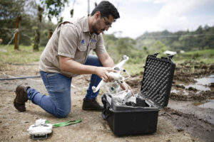 Fotografía del 27 de agosto de 2025 que muestra al coordinador técnico del proyecto 'De Turrialba a la Mesa', auspiciado por el Instituto Interamericano de Cooperación para la Agricultura (IICA), José Luis Zúñiga, alistando un dron en Turrialba (Costa Rica). EFE/Jeffrey Arguedas
