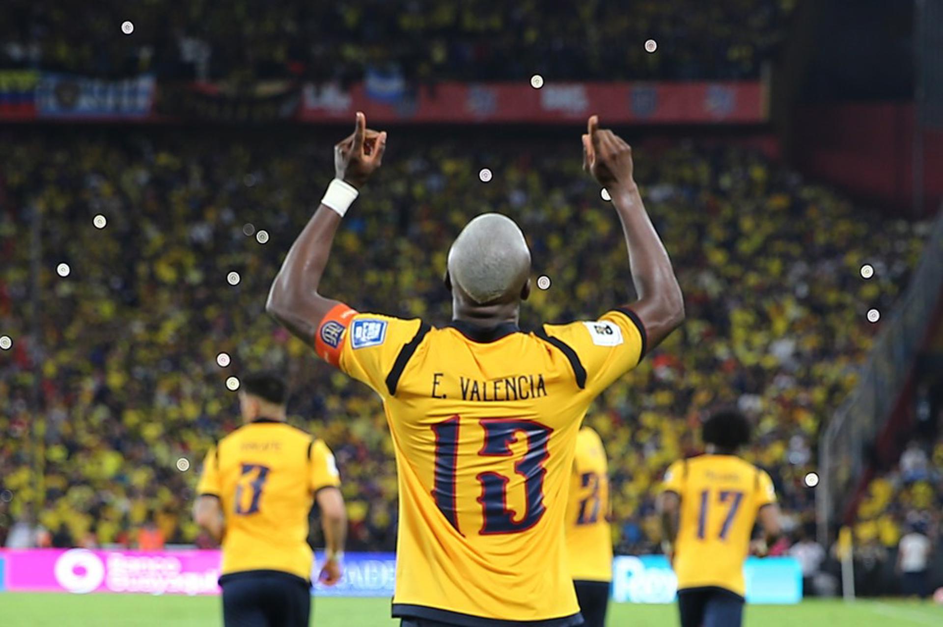 Enner Valencia, de Ecuador, celebra un gol en un partido por las eliminatorias al Mundial 2026 ante Argentina. EFE/José Jácome