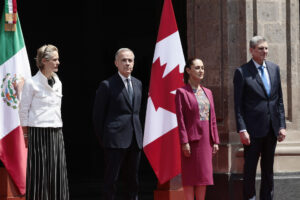 De izquierda a derecha, la esposa del primer ministro de Canadá, Diana Fox; el primer ministro de Canadá, Mark Carney; la presidenta de México, Claudia Sheinbaum, acompañada de su esposo, Jesús María Tarriba este jueves, durante una ceremonia en Palacio Nacional de la Ciudad de México (México). EFE/ José Méndez