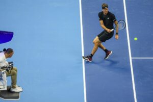El tenista alemán Alexander Zverev en su partido ante el francés Corentin Moutet en China ) EFE/EPA/WU HAO
