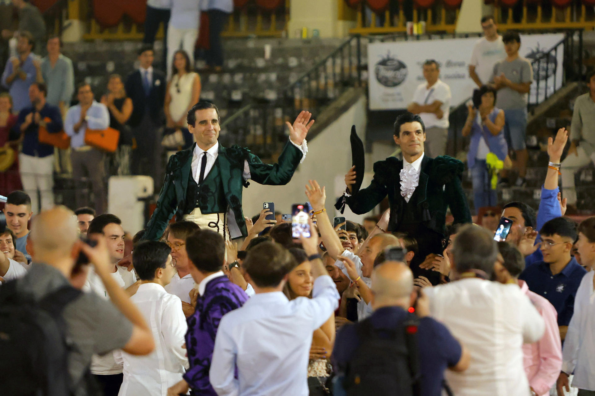 La corrida del Motín en Aranjuez se saldó con momentos de gran toreo a cargo de los tres artistas anunciados, Morante, Juan Ortega (i) y Pablo Aguado (d), si bien fueron los dos últimos los que lograron salir a hombros en un festejo de algo más de tres horas de duración. EFE/ Julio César Sánchez
