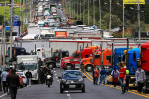 Fotografía de vehículos durante el bloqueo de una vía por la falta de seguridad este lunes, en el sector de Tambillo en Mejía (Ecuador). EFE/ José Jácome