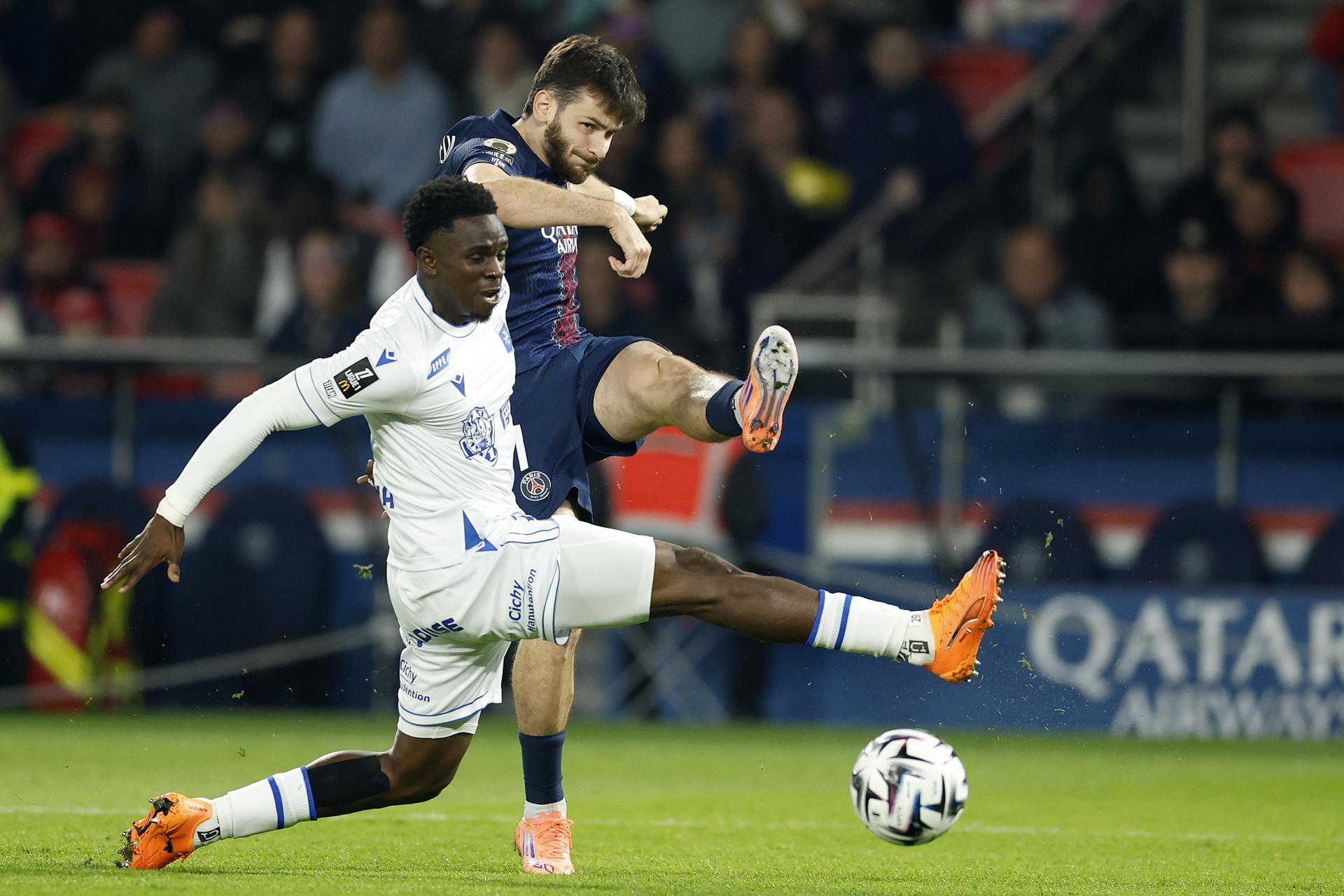 El extremo georgiano Khvicha Kvaratskhelia (d) y Marvin Senaya, del Auxerre, en el partido jugado en Parñis. EFE/EPA/YOAN VALAT