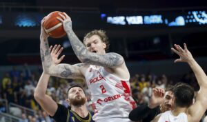 Aleksander Balcerowski de Polonia y Jusuf Nurkic (i) de Bosnia y Herzegovina en acción durante el partido de baloncesto del EuroBasket 2025 disputado en Riga, Letonia. EFE/EPA/TOMS KALNINS