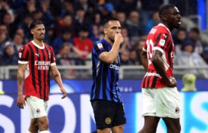 El delantero argentino Lautaro Martinez (C) reacciona durante la semifinal de la Copa Italia que disputaron Inter y Milán, el pasado 23 de abril en San Siro. EFE/EPA/MATTEO BAZZI