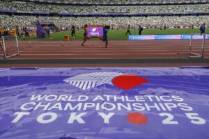 Los atletas entrenan en el Estadio Nacional de Japón este viernes de cara al arranque el sábado de los Mundiales de Atletismo, los primeros que acoge en 34 años, que reunirá hasta el próximo día 21 a atletas y espectadores de todo el mundo. EFE/EPA/MAST IRHAM