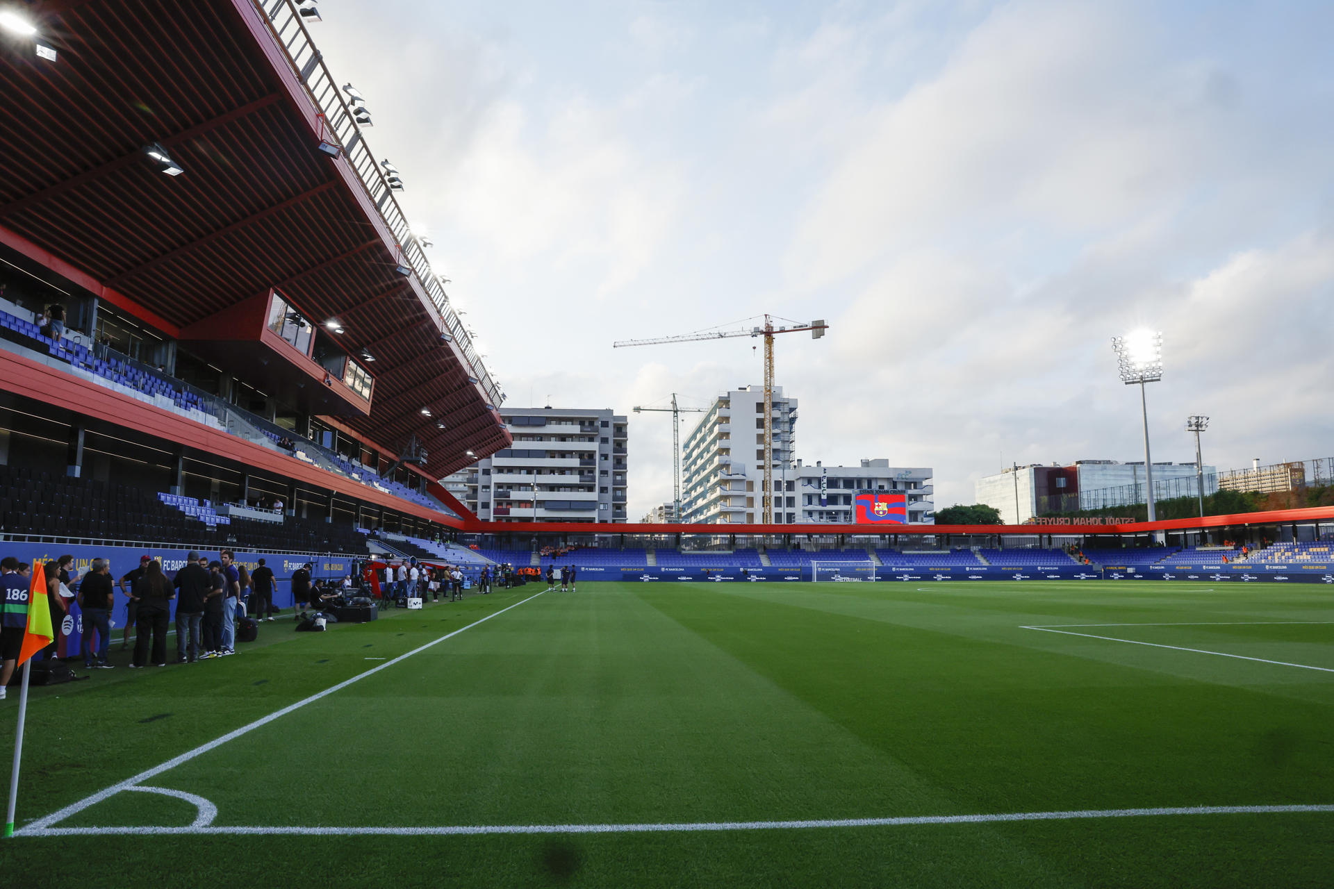Estadio Johan Cruyff, con un aforo de 6.000 espectadores, donde el Barcelona y el Valencia cerrarán este domingo la cuarta jornada de LaLiga EA Sports. EFE/Toni Albir