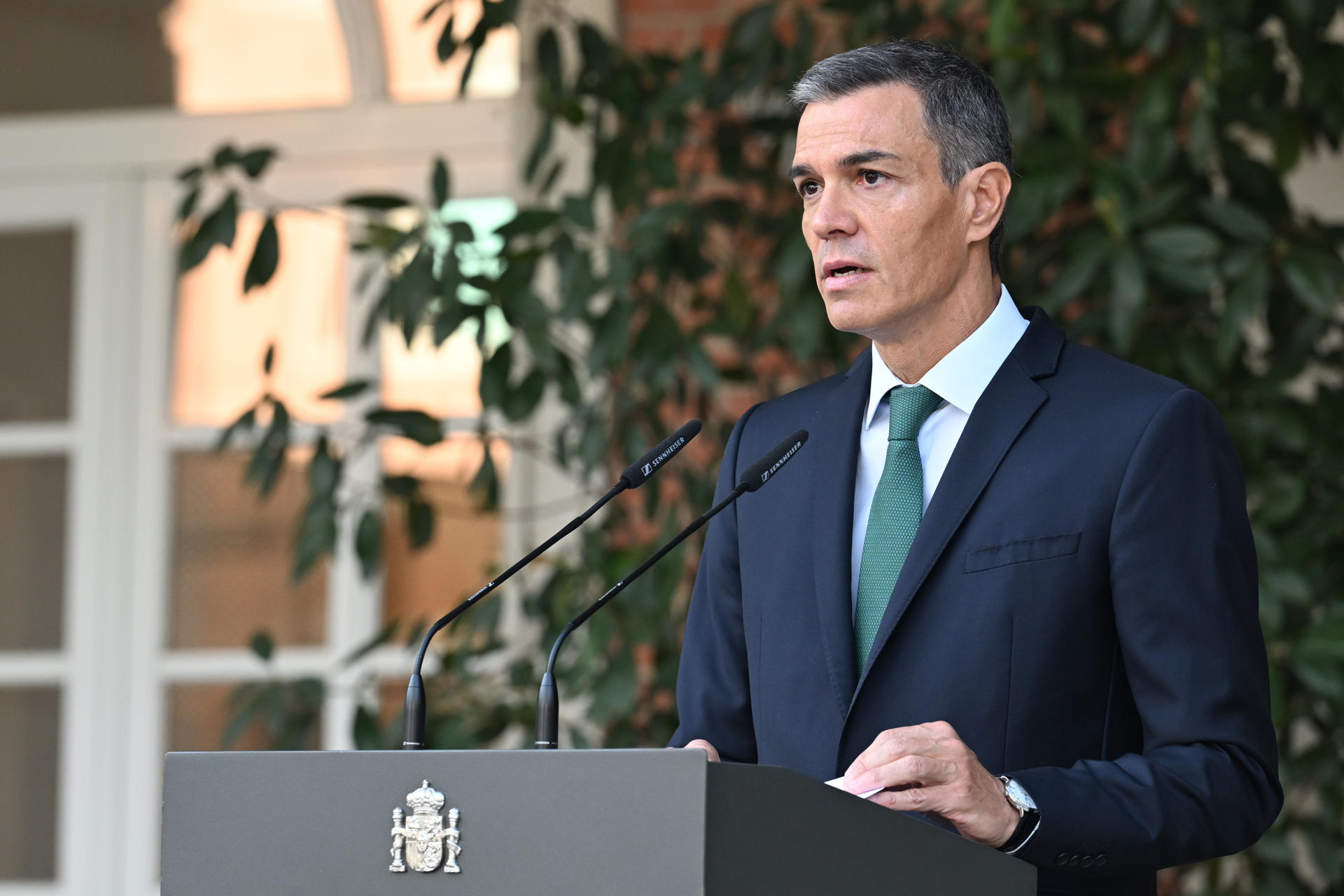 El presidente del Gobierno, Pedro Sánchez, durante su comparecencia este lunes en el Palacio de la Moncloa para anunciar una serie de medidas contra Israel ante el "genocidio" en Gaza. EFE/Moncloa/Borja Puig de la Bellacasa -SOLO USO EDITORIAL/SOLO DISPONIBLE PARA ILUSTRAR LA NOTICIA QUE ACOMPAÑA (CRÉDITO OBLIGATORIO)-