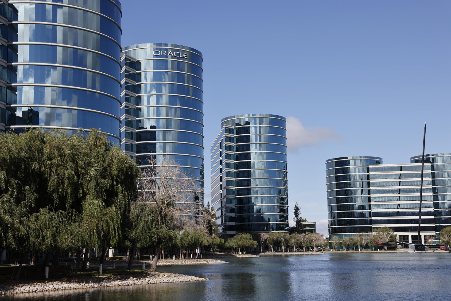 Fotografía de archivo de la fachada de la antigua sede y las oficinas actuales de Oracle en Redwood City, California (EE.UU.). EFE/EPA/JOHN G. MABANGLO/ARCHIVO