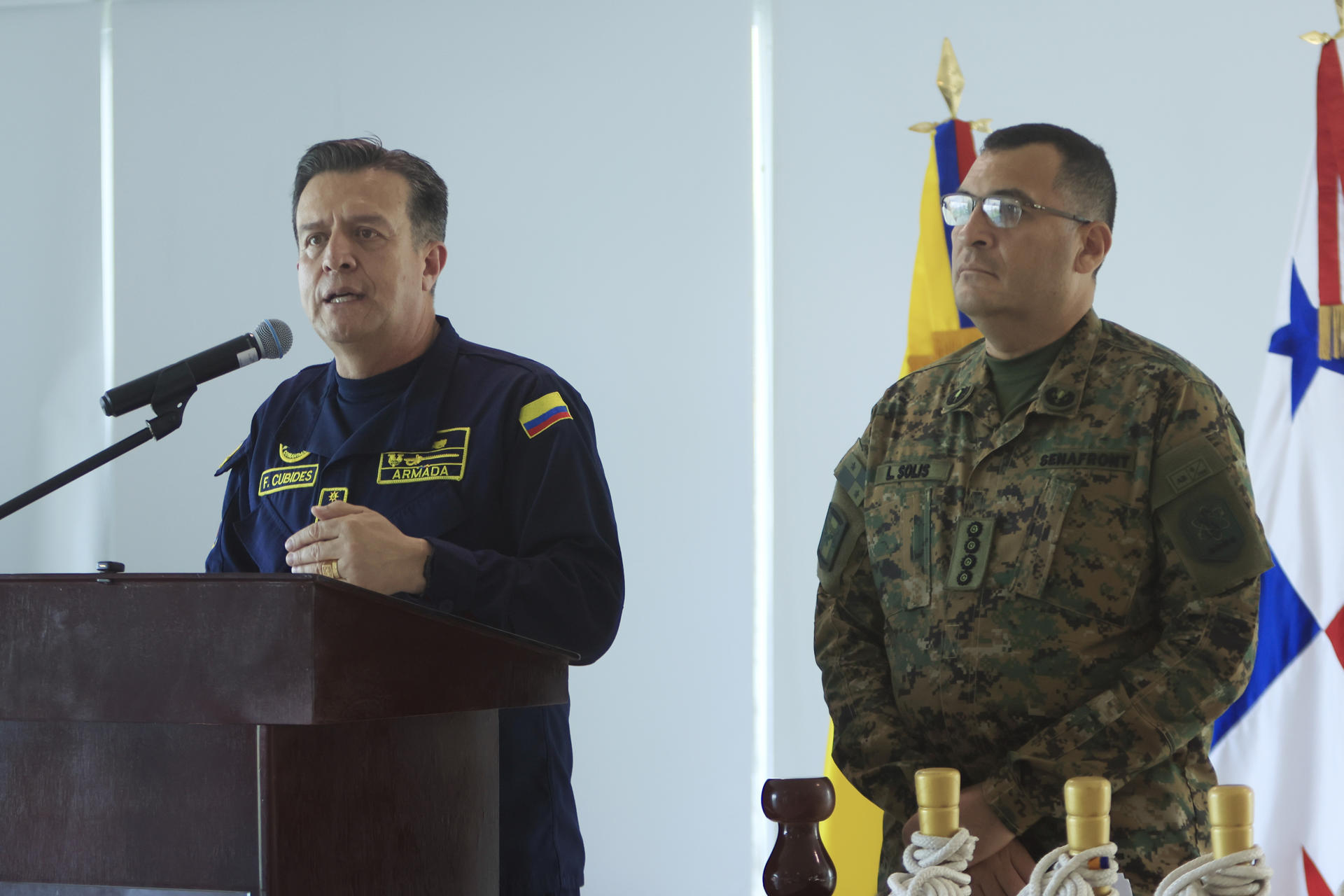 El comandante general de las Fuerzas Militares de Colombia, almirante Francisco Cubides (i), y el director general del Servicio Nacional de Fronteras (Senafront) de Panamá, Larry Solís Velásquez, asisten a una rueda de prensa este jueves, en Cartagena (Colombia). EFE/ Ricardo Maldonado Rozo
