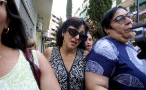 Juana Rivas (c) llega al punto de encuentro fijado por orden judicial para que su hijo menor se reencuentre con su padre, el italiano Francesco Arcuri, en Granada. EFE/ Pepe Torres