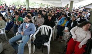 Fotografía de archivo de un grupo de jóvenes paraguayos, en Asunción (Paraguay). EFE/Andrés Cristaldo