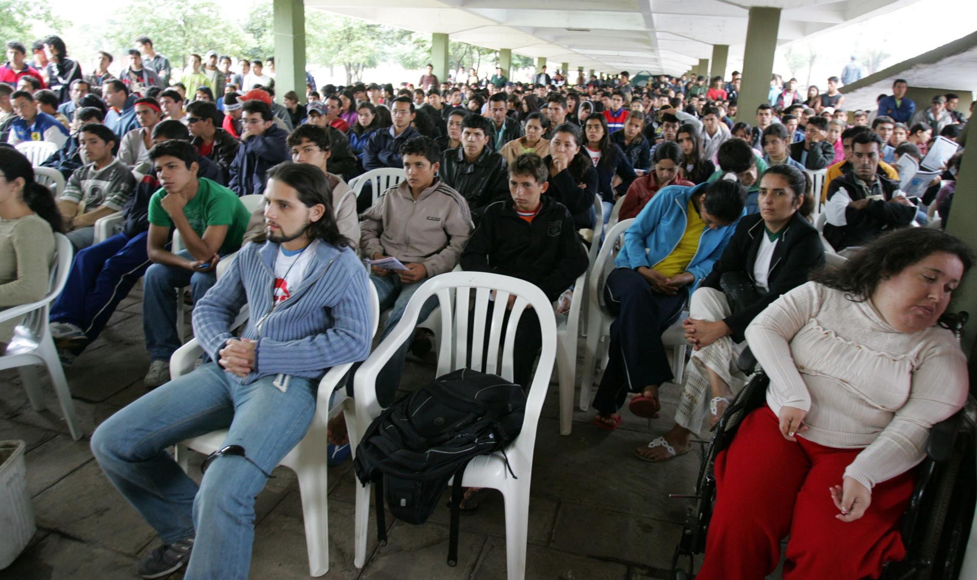 Fotografía de archivo de un grupo de jóvenes paraguayos, en Asunción (Paraguay). EFE/Andrés Cristaldo
