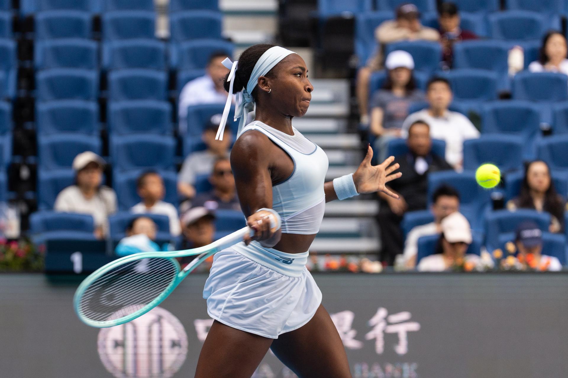 La estadounidense Coco Gauff, en un momento de su partido contra la suiza Belinda Bencic, en el Abierto de tenis de China. EFE/EPA/JESSICA LEE
