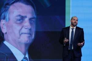 Fotografía de archivo del hijo del expresidente de Brasil Jair Bolsonaro, Eduardo Bolsonaro, durante una conferencia frente a una fotografía de su padre, en Buenos Aires (Argentina). EFE/Juan Ignacio Roncoroni