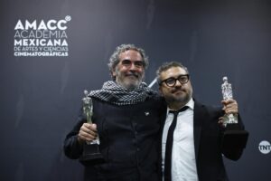 Yibrad Asuád (izquierda) y Alonso Ruizpalacios con el galardón ganado por "La Cocina" en los Premios Ariel. EFE/ Francisco Guasco
