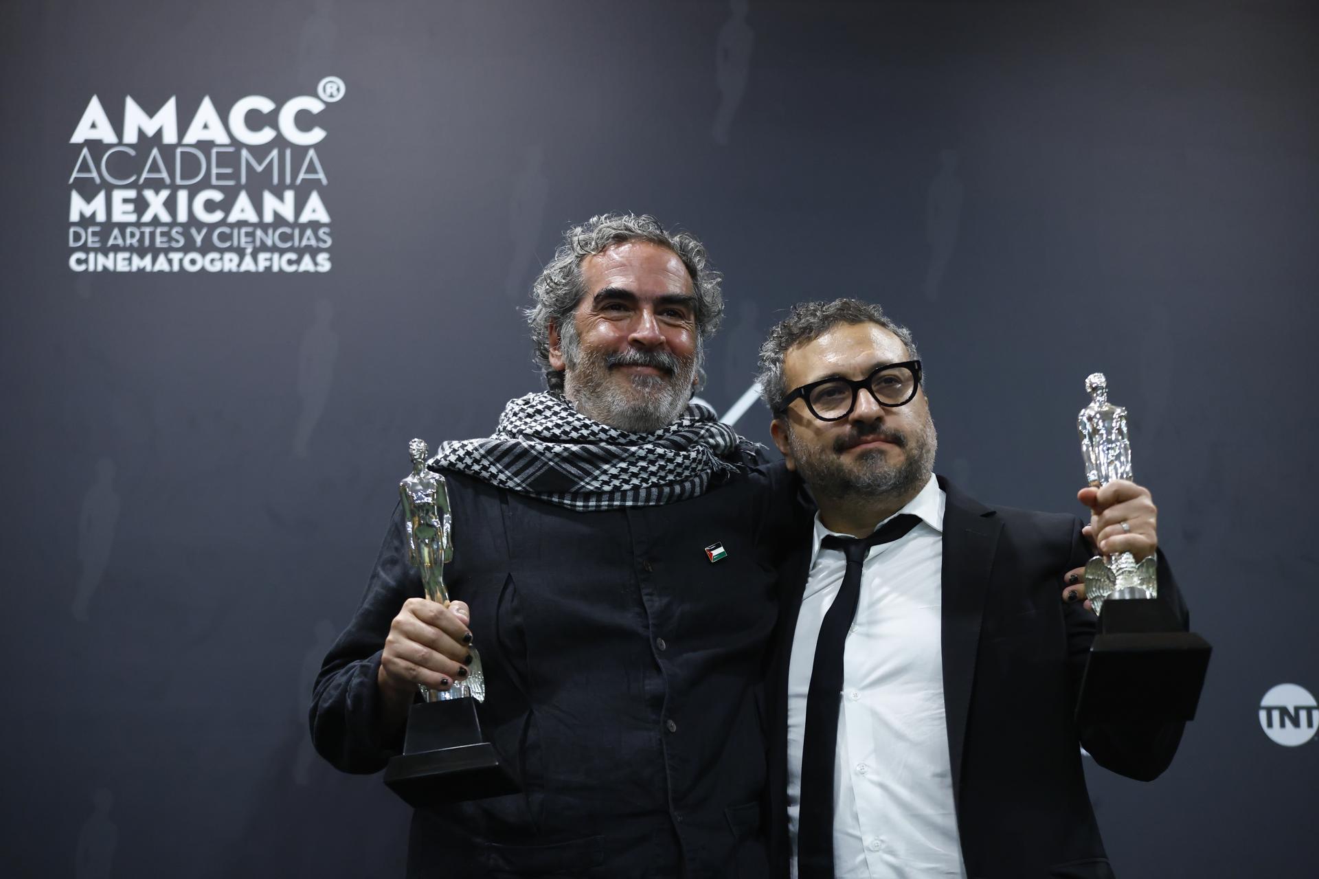 Yibrad Asuád (izquierda) y Alonso Ruizpalacios con el galardón ganado por "La Cocina" en los Premios Ariel. EFE/ Francisco Guasco