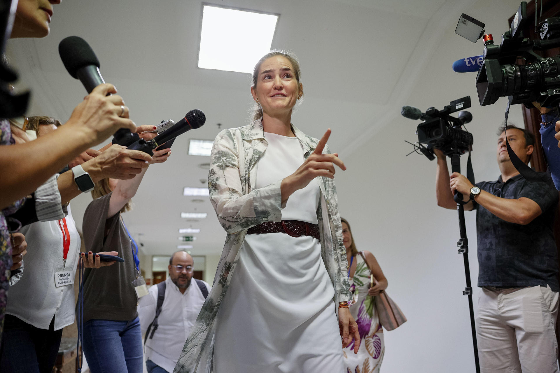 La vicepresidenta tercera y ministra para la Transición Ecológica y el Reto Demográfico, Sara Aagesen, se dirige a comparecer este viernes ante la Comisión de Transición Ecológica y Reto Demográfico del Congreso para informar sobre la actuación de su departamento en relación a los incendios forestales. EFE/ Daniel González