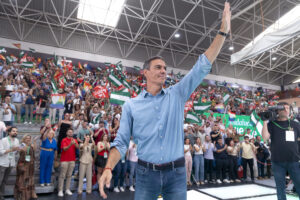 El secretario general del PSOE y presidente del Gobierno de España, Pedro Sánchez, asiste a un acto del partido socialista con militantes. EFE/Daniel Pérez