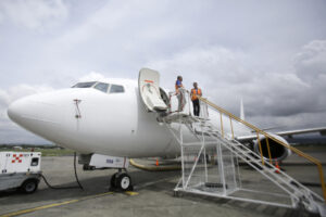 Personas supervisan un avión modelo 737-800 Boeing Converted Freighter (BCF) de la aerolínea Copa Airlines Cargo este miércoles, en Ciudad de Panamá (Panamá). EFE/ Carlos Lemos