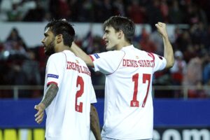 Fotografía de Paco Puentes, en la que puede verse en una imagen de archivo del 19 de marzo de 2015 al futbolista Denis Suárez, durante un partido como jugador del Sevilla. EFE