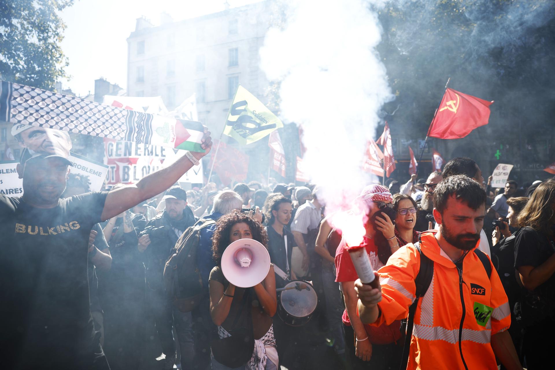 Manifestantes en París en una de las protestas convocadas este jueves en Francia contra la propuesta de recortes del presupuesto para combatir la deuda pública. EFE/EPA/YOAN VALAT
