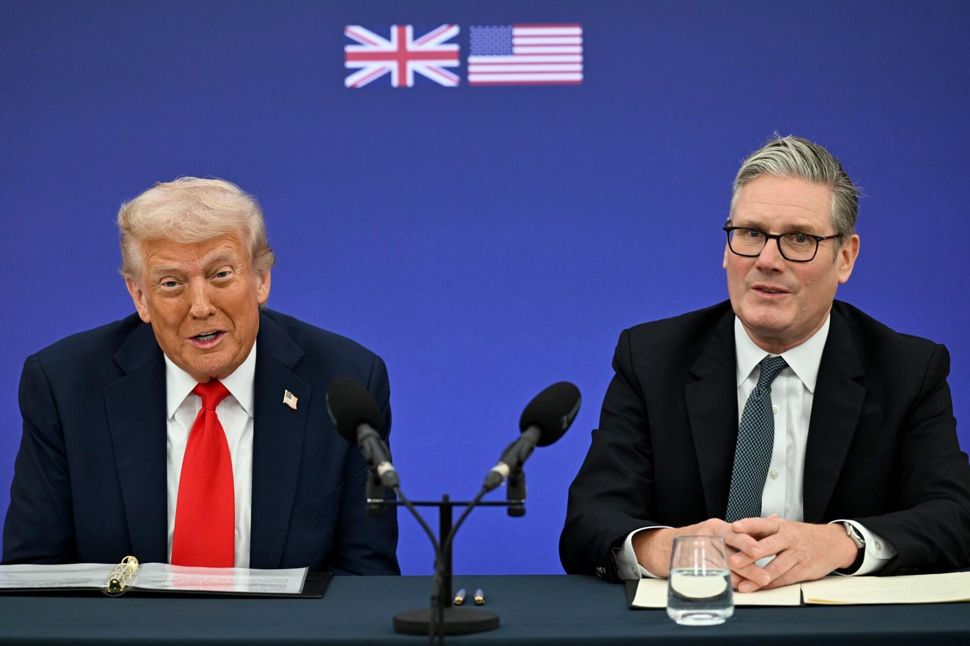 El primer ministro británico, Keir Starmer (d), y el presidente de Estados Unidos, Donald Trump (i), asisten este juees a una recepción empresarial en Chequers, la residencia de campo del primer ministro en Aylesbury, Gran Bretaña EFE/EPA/CHRIS J. RATCLIFFE / POOL